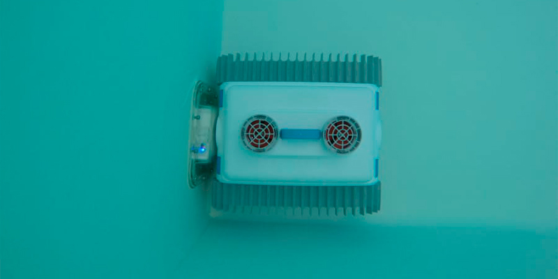 robot limpiafondos sin cable Nemh2o, bajo el agua
