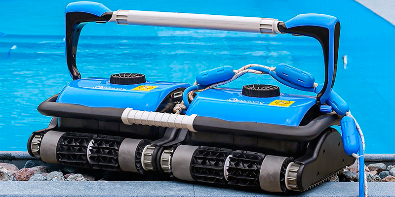 Dual Robot HJ4042, de Wybotics, situado en el borde de una piscina pública